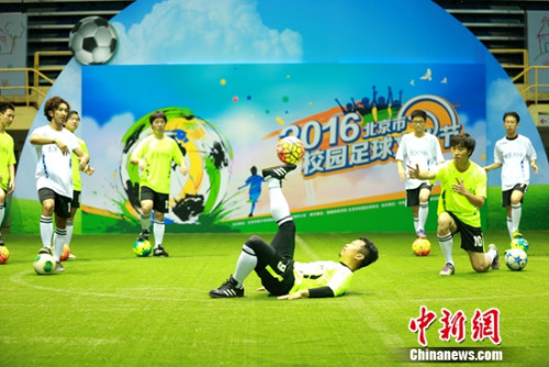 这是Quesanti！ TheShy 坚持住1v3 JIEJIE 刺穿 Ninjas in Pyjamas Invictus Gaming 赢得了第一局